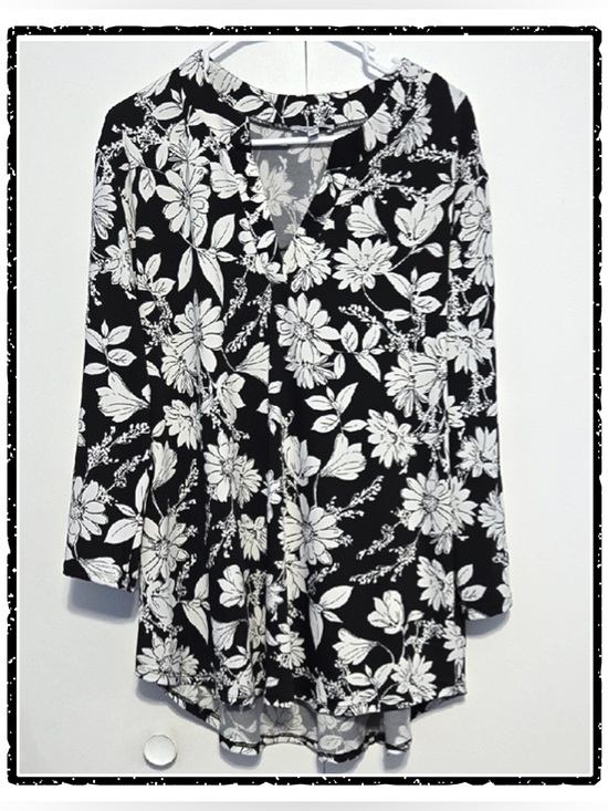 white birch Tops - Black & White Floral V-Neck Long Sleeve Women's Top